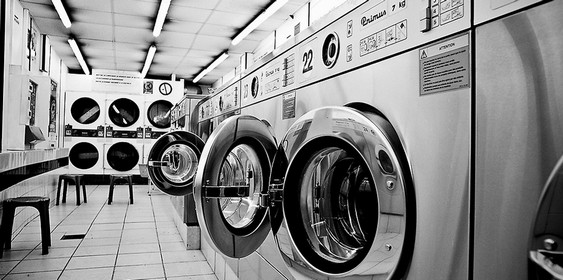 Il Met Son Bebe Dans La Machine A Laver Et Lui Fait Faire Plusieurs Tours