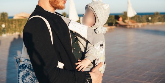 homme porte bebe